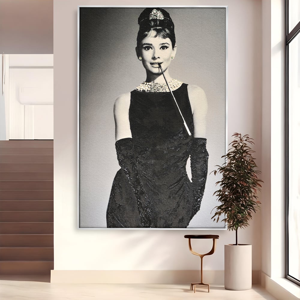 Tablou canvas cu tablou portret audrey hepburn cu tigara, in rama de aluminiu argintiu